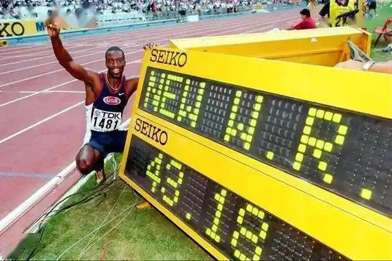 30秒的成绩创200米世界纪录(博尔特在2009年把纪录提升到19.