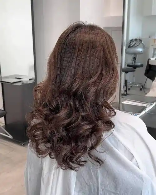 女人不论年龄大小,留长发一定试试半头烫,自然时尚显气质