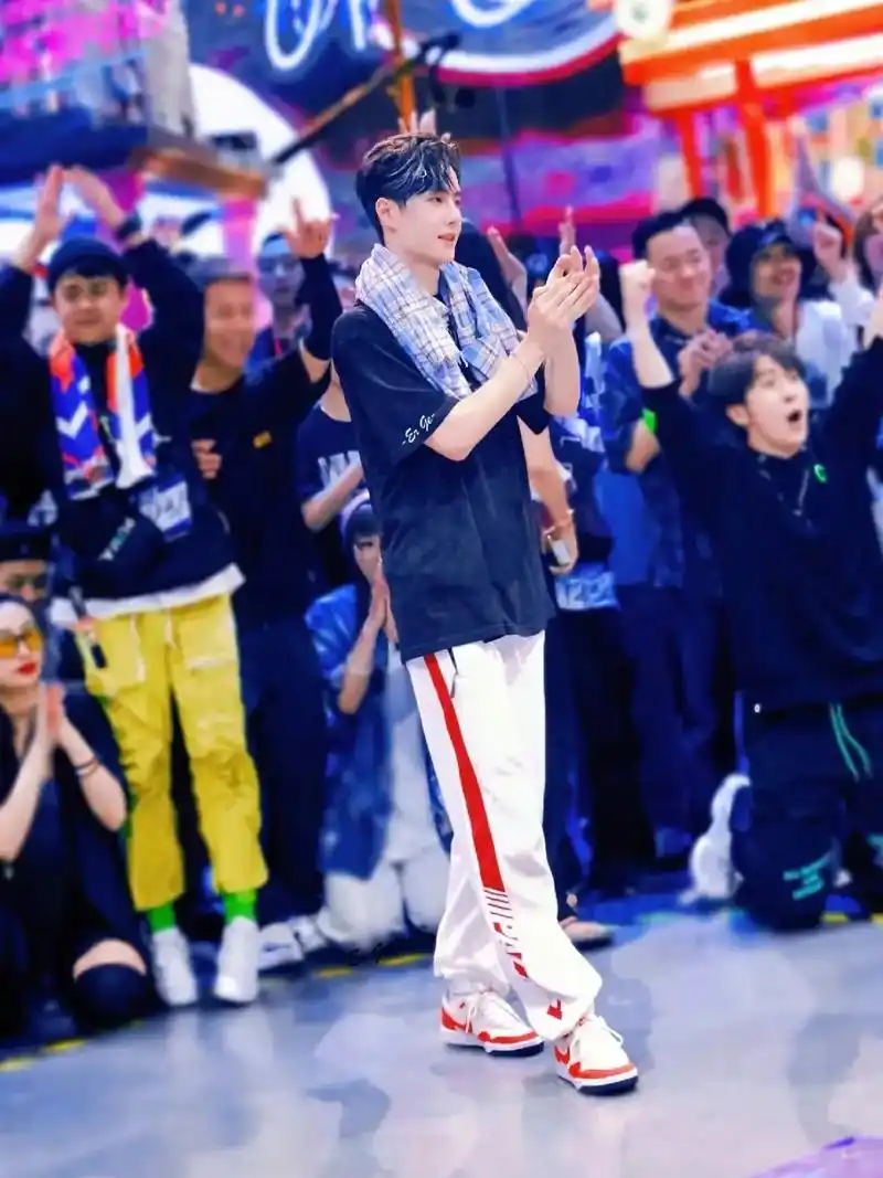 太爱舞蹈博了!#王一博 #王一博跳舞 #舞台 # - 抖音