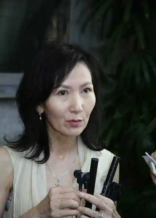 60岁陈美琪出席好友婚礼神情憔悴骨瘦如柴和64岁赵雅芝差太多