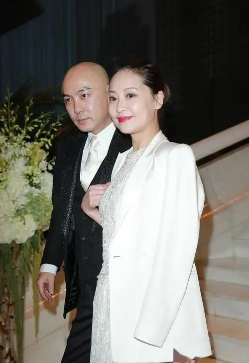 张卫健老婆气质好穿礼裙身材微胖有名媛范越看越有夫妻相