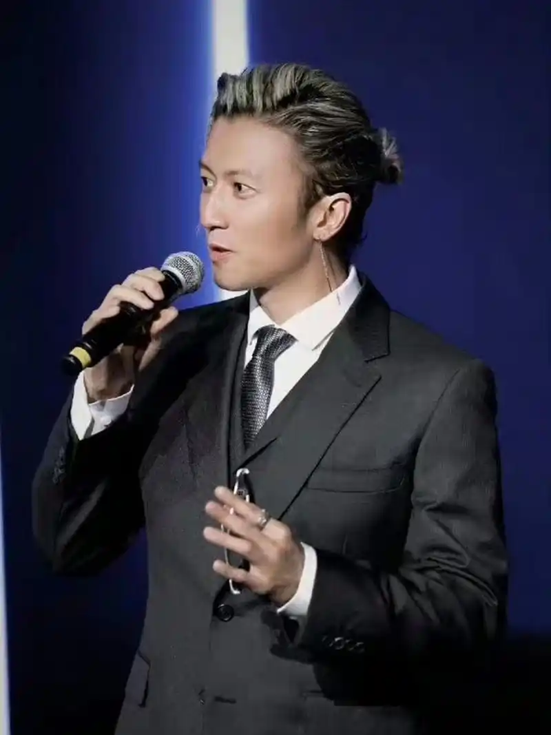 除了他还有哪位男明星能hold住这个耳线和发型?谢霆锋.