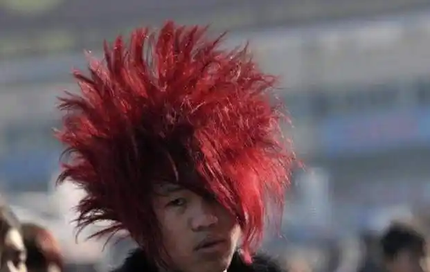 14年前,创造"杀马特"的广东少年,拒绝富婆追求后如何了?