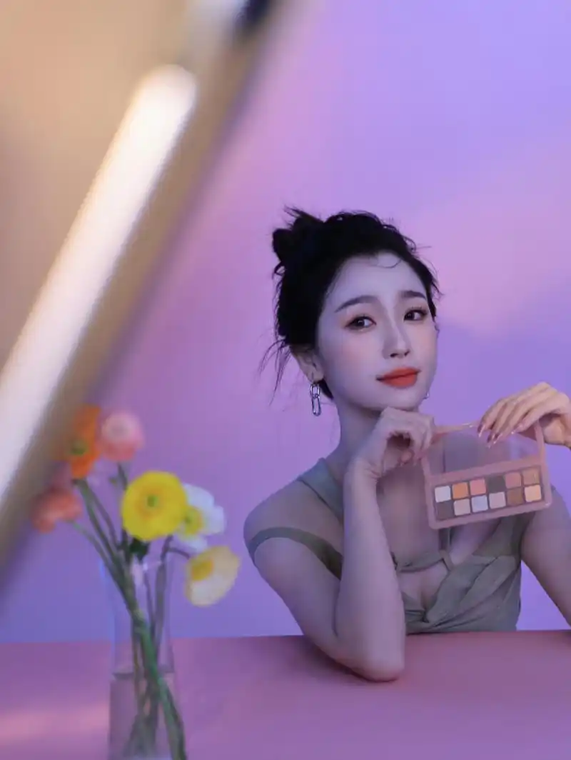 虞书欣丸子头托脸照# 丸子头 捧脸 可爱buff叠加满啦