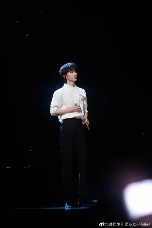 马嘉祺西装造型舞台照