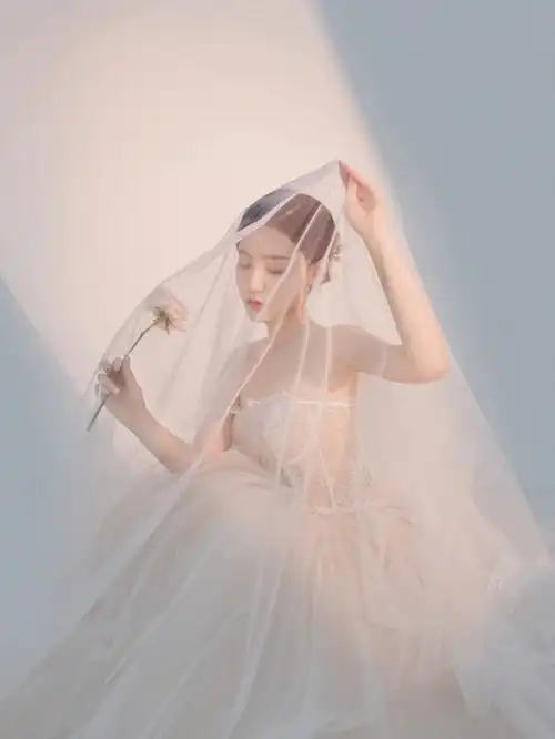 室内婚纱照女生超气质的拍照姿势