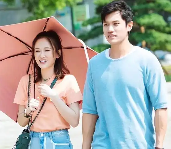 陈乔恩与艾伦甜蜜现身15万行头超亮眼老公穿搭朴实尽显恩爱