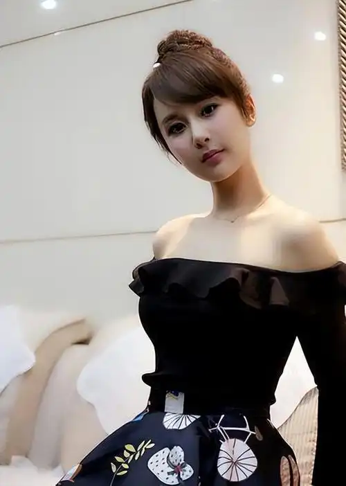 相信很多朋友首先想起的就是在家有儿女中饰演夏雪的杨紫吧.