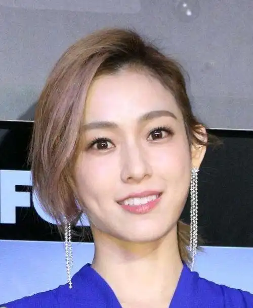 范玮琪原生长相,窄眼皮,骨感重,面部有明显凹陷感.