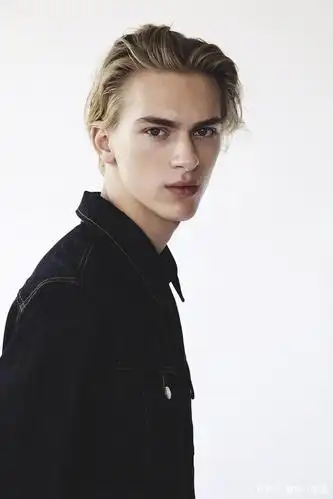 这些男模因为高颜值而被称为天使男模,他被时尚圈评为美丽的标准