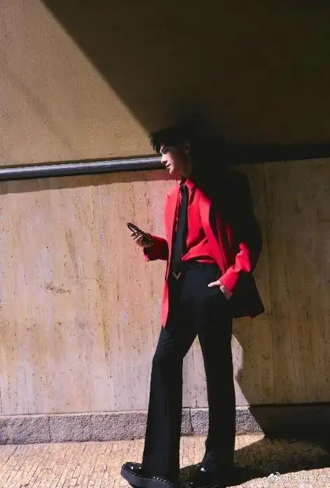 杨洋米兰时装周新造型曝光以中国红为主打色彩气场十足