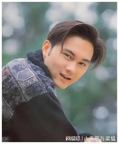 张智霖染上了一头乌黑的发色,剃掉了花白的胡须,仿佛又回到了年轻的