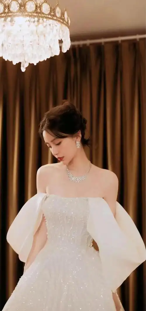 女明星白色深v露背礼服纯洁高贵妥妥的白天鹅