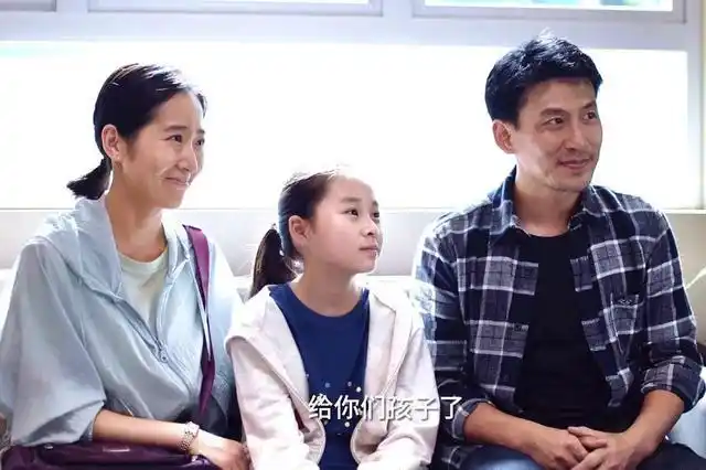 剧中米桃的爸爸摆摊卖水果挣钱,妈妈在同学家里做钟点工.