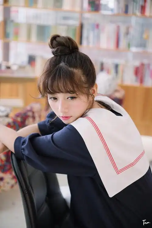 可爱丸子头少女秘密空间学生制服美女图片