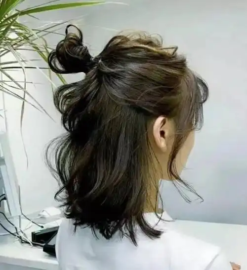 半扎丸子头怎么扎 只要三个步骤轻松搞定_扎发教程 - 美发站