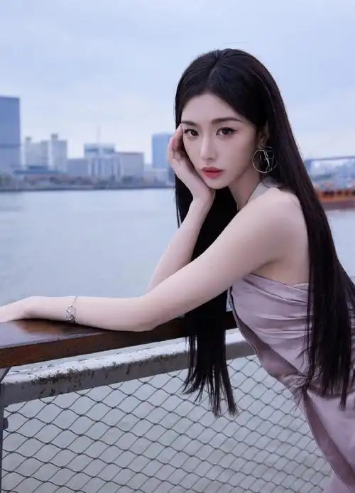 孔雪儿单肩抹胸吊带裙##孔雪儿单肩拖地长裙