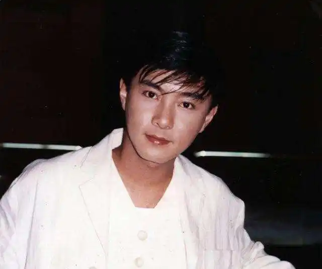 56岁张卫健《追光吧!》开嗓,引发90后一代回忆,哭惨了