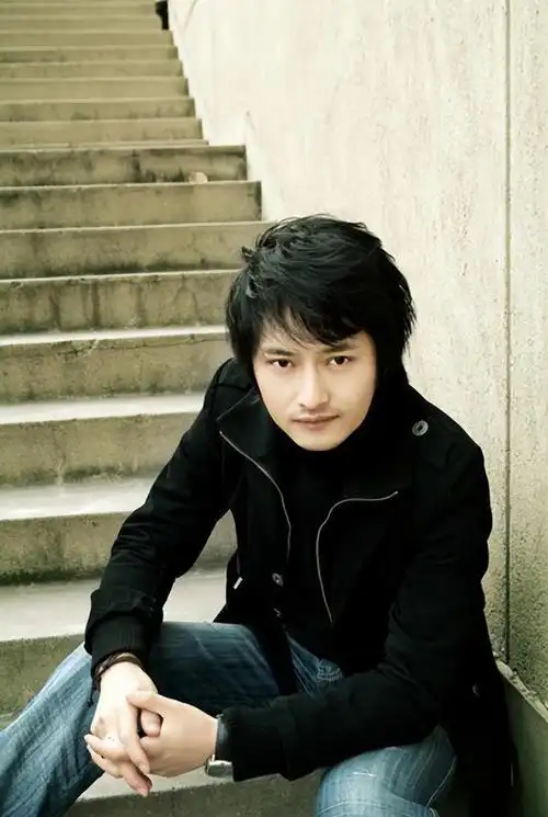 回顾歌手云飞放弃家庭去支教成名后与妻子离婚今娶古典女神