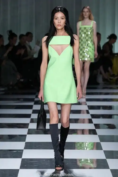 刘雯#看完gucci秀后,又火速赶场走秀,在versace秀场化身"复古俏芭 ""