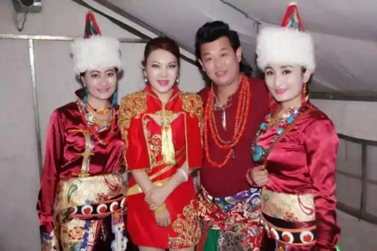 著名歌手乌兰图雅同台