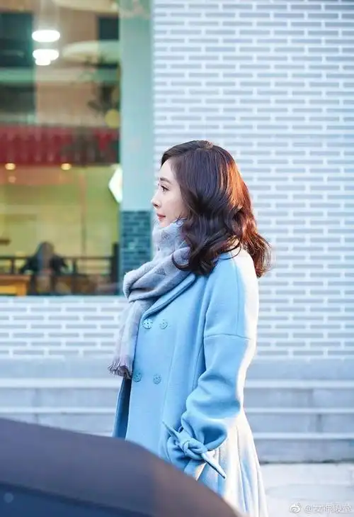 杨幂谈判官,连剧照都美爆了,真的太优雅了,女人味十足.
