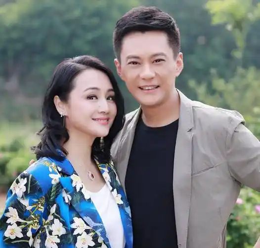 主持人曹颖老公罕出镜,2秒镜头难掩帅气,两人相恋23年修成正果