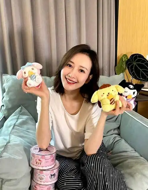 从照片中可以看出,王鸥状态非常好,气色红润,神采奕奕,让人不禁想问这