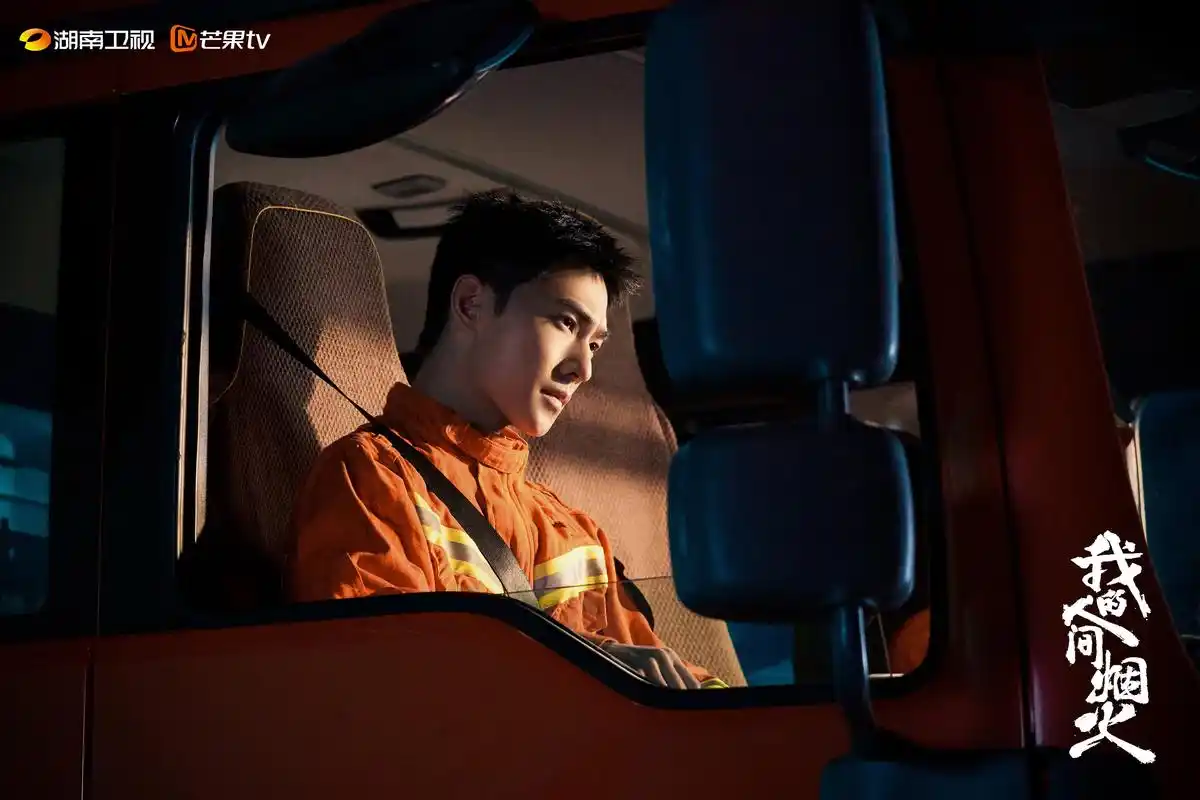 杨洋第五次登封芭莎!背心秀肌肉,真空穿大衣,演绎帅气大男主