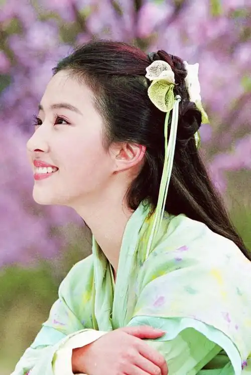 共63 件赵灵儿服装相关商品