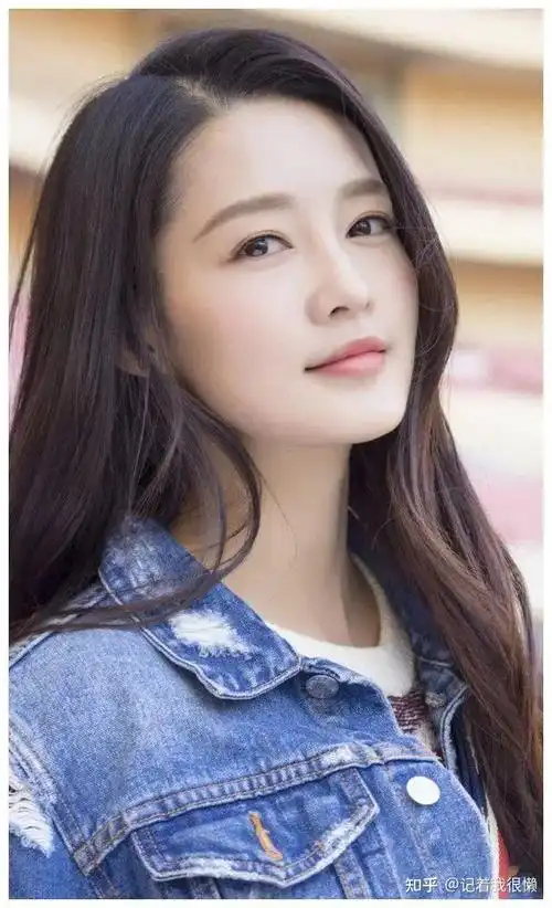 女星李沁旅居新疆脱衣狂奔不怕冷笑容甜蜜心情很好