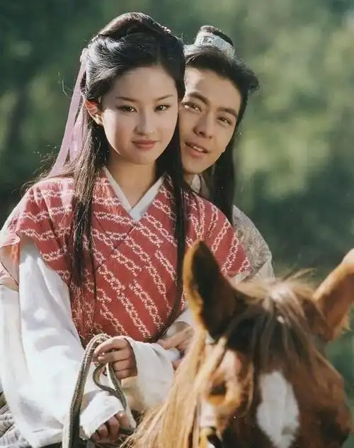 1月21日晚,有网友在公开账号晒出和16岁刘亦菲的高清合照,引发热议.