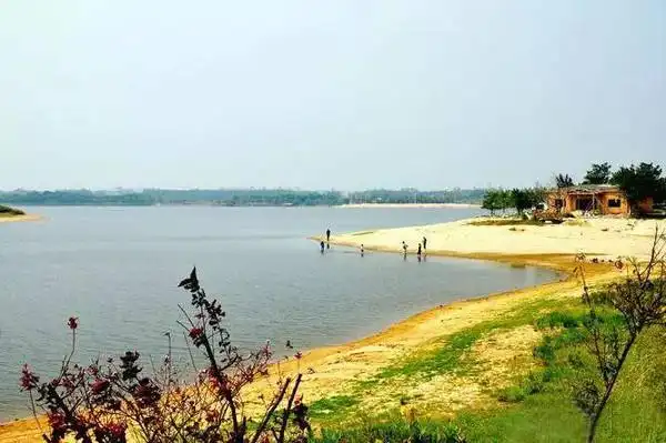 阳光沙滩是松山湖生态景区内的经典景点之一,是游客嬉戏玩耍的绝佳