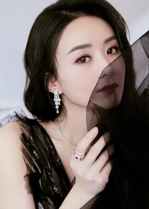 赵丽颖拍广告状态好 裹白色浴袍半露小腿