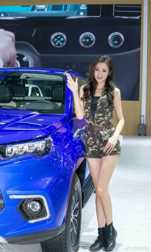 超短裤美女车模性感大长腿私拍