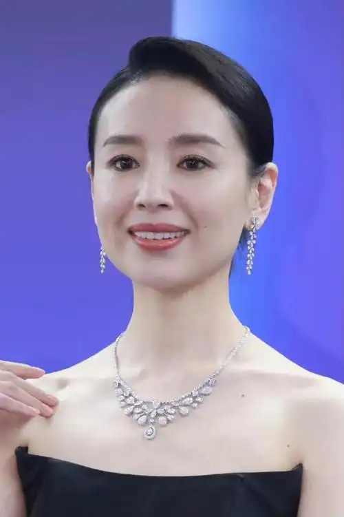 只是,与高圆圆相比,总感觉董洁的气质稍微差了点,原因在于嘴有点凸