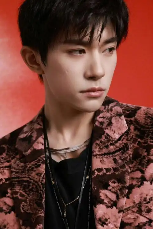 易烊千玺粉色渐变眼镜