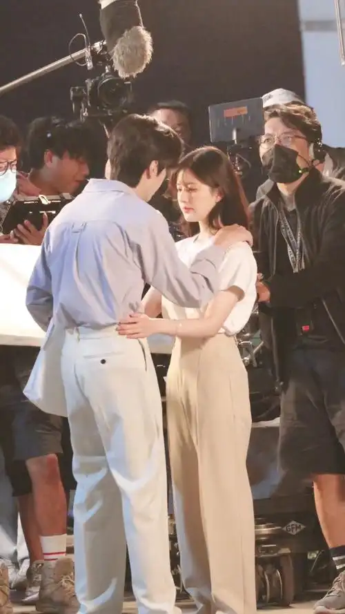 赵露思#每天都在稚段情长的路透和花絮中找糖吃,这个环腰抱好戳人!