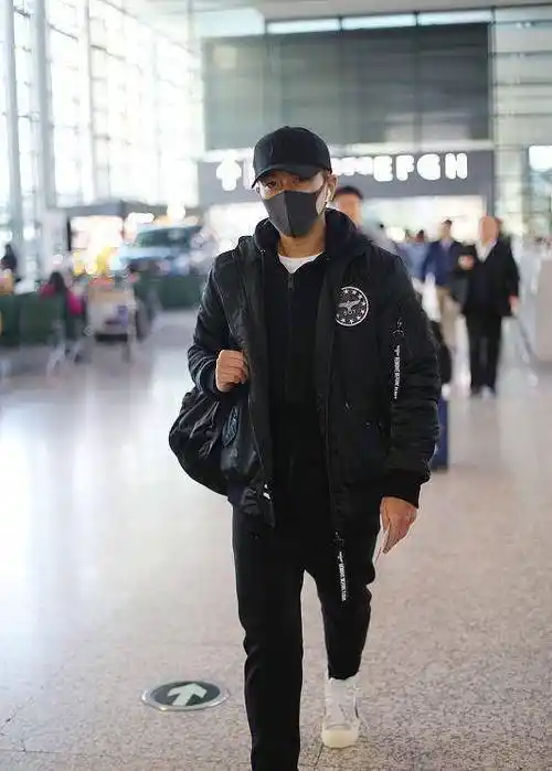 刘恺威看着真不像奔五的全黑look气场满分型男魅力太出众