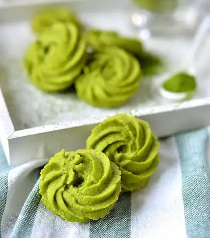 抹茶曲奇饼干的做法:原料:黄油110g;淡奶油40g;低筋面粉170g;全蛋液15