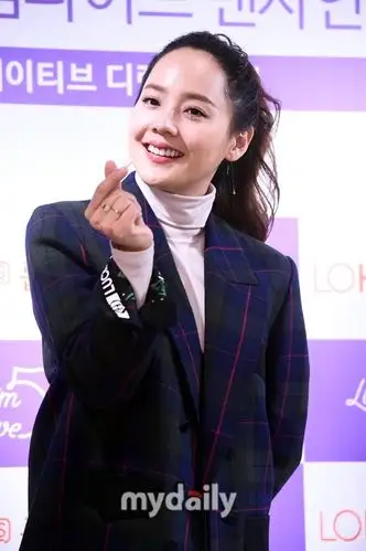 新浪娱乐讯 12月13日下午,韩国女星柳真在首尔出席了代言品牌举行的