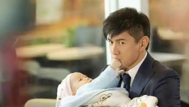 刘诗诗一家三口逛街,吴奇隆背着儿子,奶爸爱心泛滥!