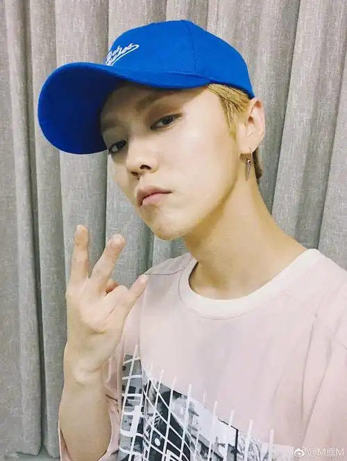 鹿晗在自己微博上传一组自拍