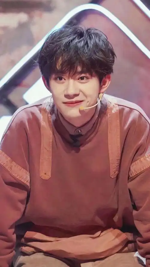 求易烊千玺笑得很开心的图片