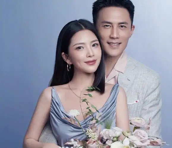 王灿晒夫妻合照秀恩爱拍照时杜淳主动蹲在老婆一旁把她宠成女王