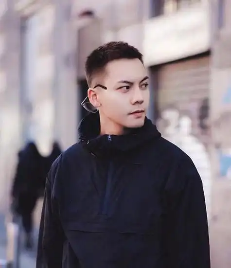 陈伟霆自己动手剪寸头直播剪头发造型师要失业了