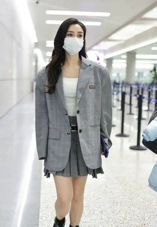 顶级女星杨颖身穿百褶裙现身上海机场,秀出美腿,她美得无敌!