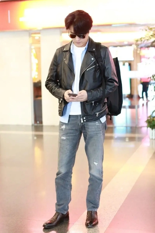 43岁靳东真敢穿粉色衬衫配西装裤走机场中年大叔变欧巴