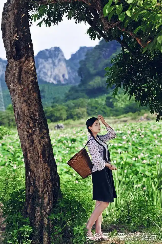 深山树林中的赤脚美少女——清纯靓丽