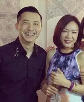 也难怪综艺姐妹主持人张小燕对她是的评价是"恭喜哈林".